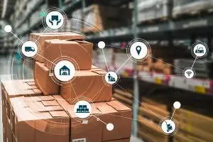 Mehrere Kartons stehen vor einem Hochlager übereinander. Vor dem Bild sind viele Icons miteinander verbunden, die Supply Chain Management darstellen.