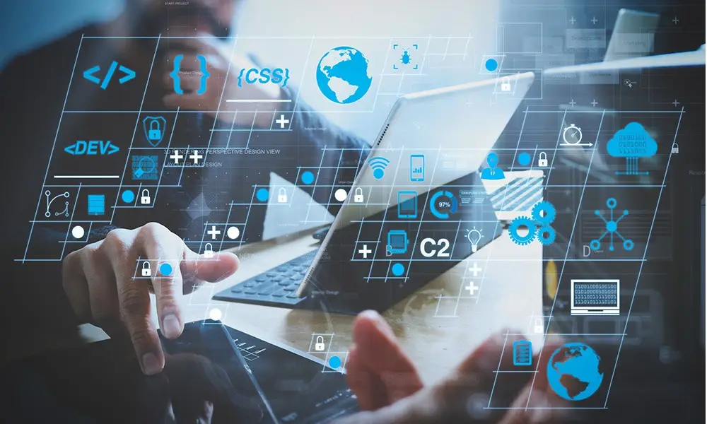 2 Männer sitzen vor ihren Notebooks. Darüber gelagert futuristisch gestaltete Icons.