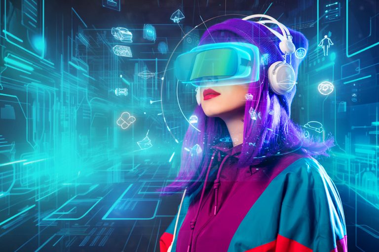 Frau mit Kapuzenjacke, lila Haaren, lila Mütze, Kopfhörer und Cyberbrille in futuristischer Atmosphäre.