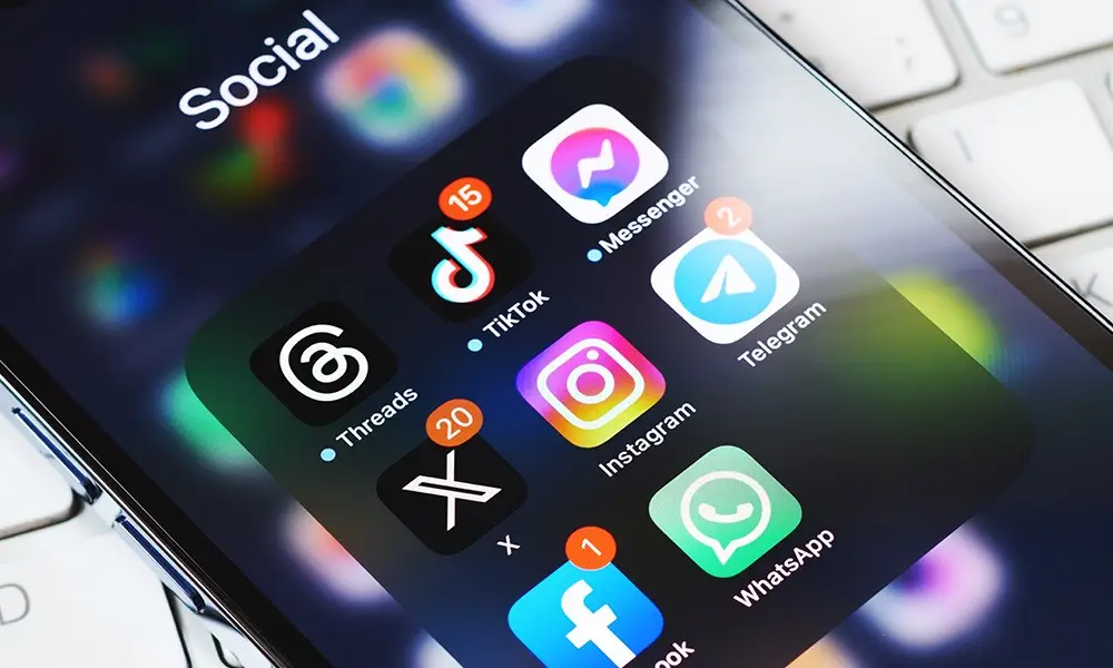 Großaufnahme von Handydisplay mit Social-Media Apps.
