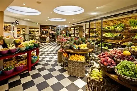 Ansicht eines Käfer Feinkost-Verkaufsraumes mit Obst und Gemüse.