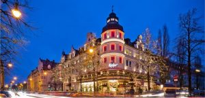 Ansicht des Eingangs vom Hauptgebäude von Käfer Feinkost mit weihnachtlicher Beleuchtung.