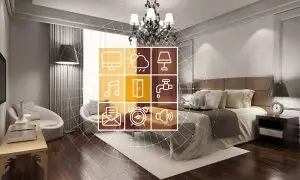 EBC_AdobeStock_256603218 In brauntönen gehaltenes Hotelzimmer mit digitalen Serviceangeboten