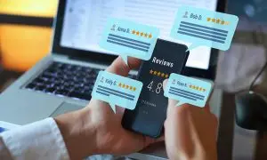 EBC_AdobeStock_618419007 Mann mit Smartphone, der Kundenrezensionen liest