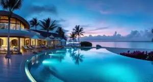 Infinity-Pool eines Luxushotels in der Karibik bei Sonnenuntergang mit Blick auf das Meer