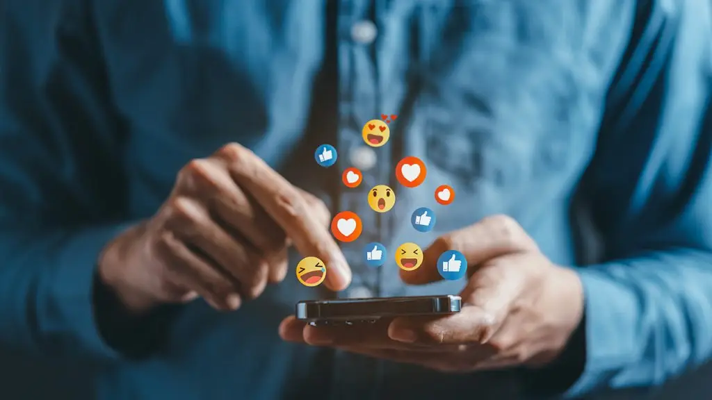 Mann im blauen Hemd tippt auf sein Smartphone und nutzt Social Media. Viele kleine Icons schweben über dem Handy.