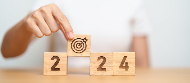 Jahreszahl 2024 auf Holzklötzen.