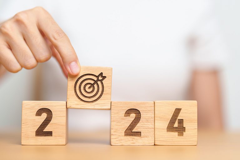 Jahreszahl 2024 auf Holzklötzen.