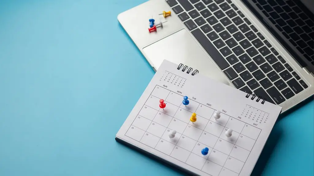 Notebook mit Papierkalender, in dem Pins stecken. So hat man saisonale Verschiebungen über die Feiertage im Blick.