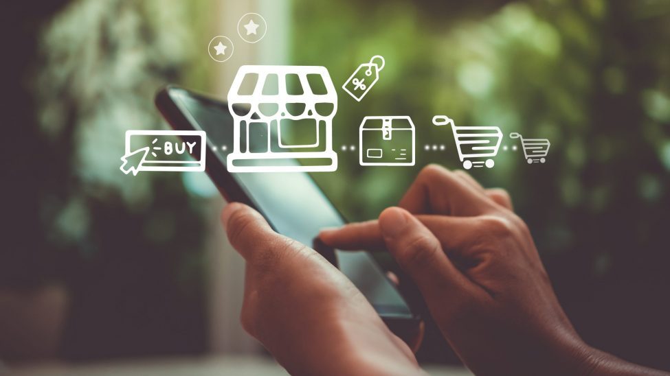 jemand sitzt am Handy und tippt darauf herum, darüber sieht man Icons, wie einen Shop, Warenkorb, Paket, Browser