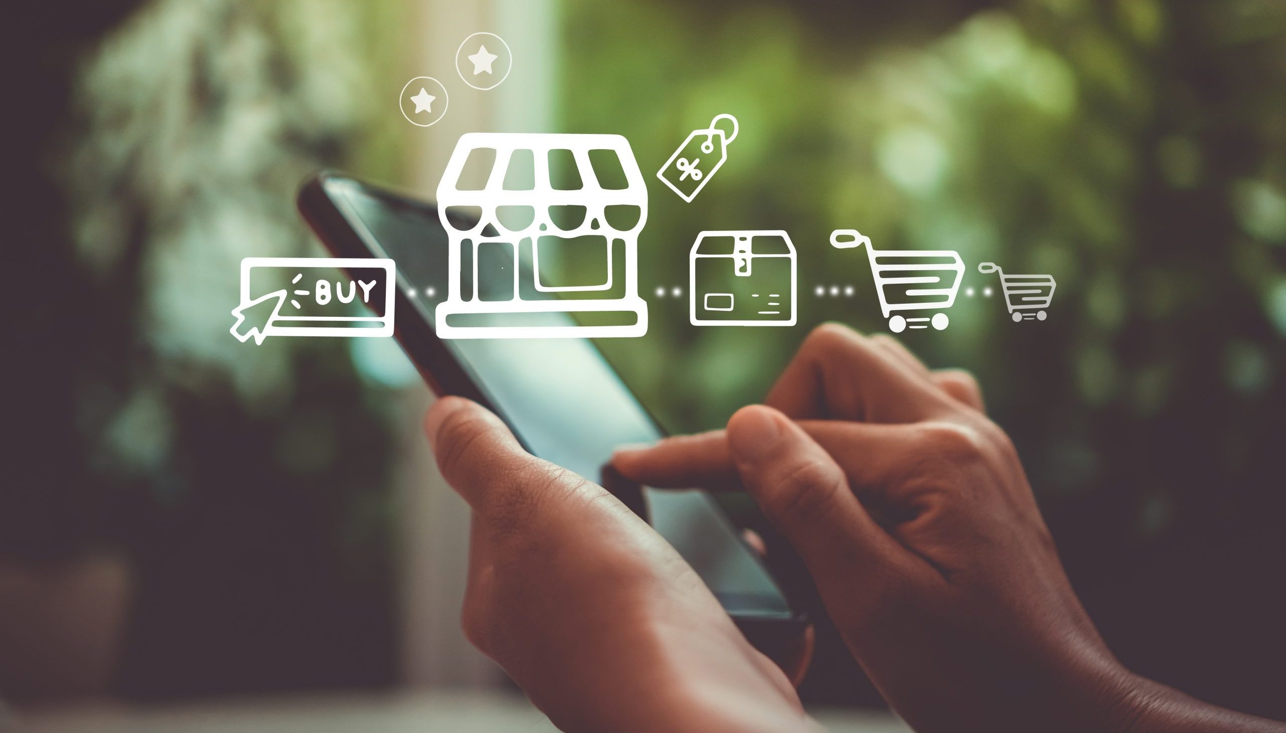 jemand sitzt am Handy und tippt darauf herum, darüber sieht man Icons, wie einen Shop, Warenkorb, Paket, Browser