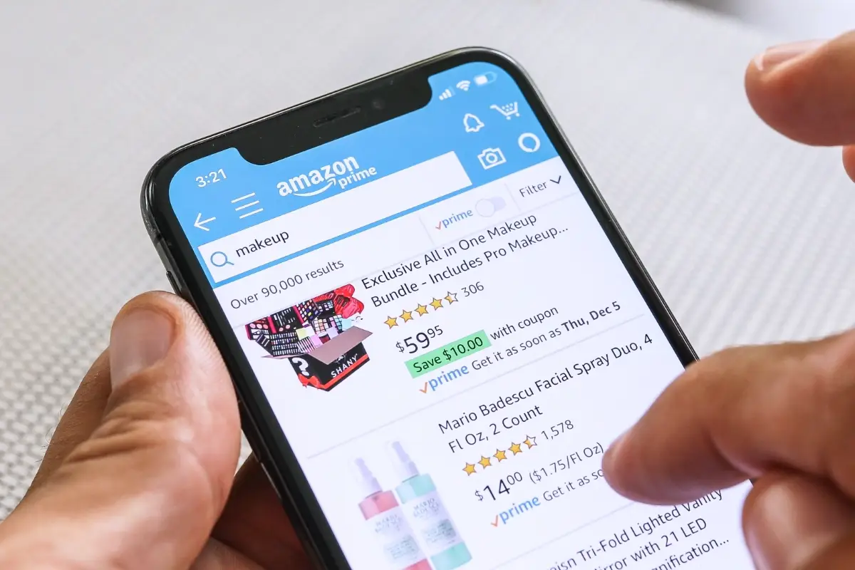 Blick auf den Screen eines Handys auf dem ein Amazon Account geöffnet ist