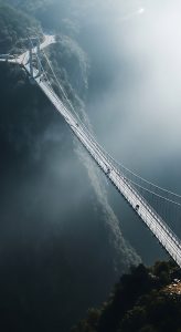 lange Hängebrücke über sehr tiefem Tal