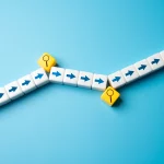 Würfel mit Pfeilen und einigen Lupen