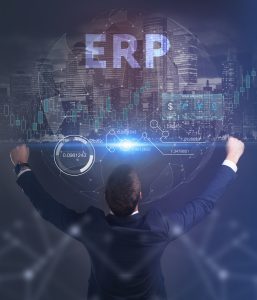Man sieht einen Mann von hinten, über ihm steht in großen Buchstaben ERP