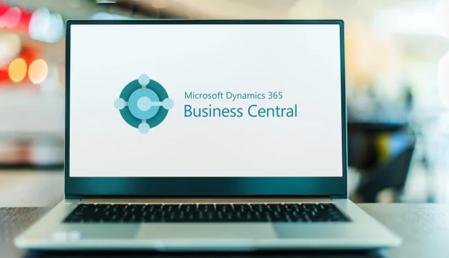 Ein Notebook auf dem das Microsoft BC Logo zu sehen ist