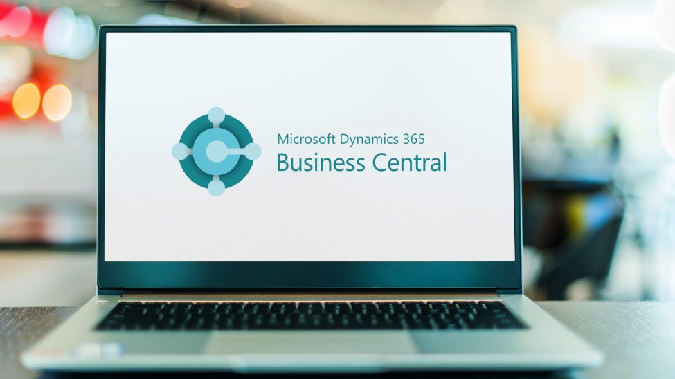 Ein Notebook auf dem das Microsoft BC Logo zu sehen ist