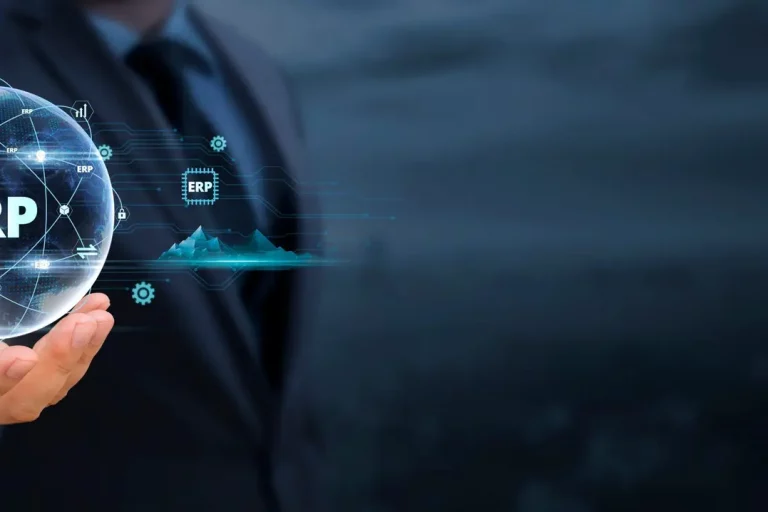 ERP: Businessman holds global business globe with network connected to ERP System, Streamlining Operations, Enhancing Efficiency, Optimizing Business Processes Mann hält eine Glaskugel mit den Buchstaben ERP drin