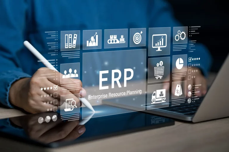 Enterprise resource planning concept. Businessman using tablet and laptop for business management planning and company improvement. Technology, Network, Enterprise resource planning. Das Konzept der Unternehmensressourcenplanung. Ein Geschäftsmann nutzt Tablet und Laptop für die Unternehmensplanung und die Optimierung der Geschäftsabläufe. Technologie, Netzwerk, Unternehmensressourcenplanung.