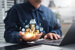Finanz- und Anlagekonzept, Geld anlegen, Kapital beschaffen, Kapitalrendite, Zins- und Dividendenkonzept, Geschäftsmann, der Einnahmen und Kapitalrendite in Prozent berechnet.
