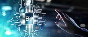 Visualisierung eines ERP Systems und eines Fingers einer Frau die darauf tippt