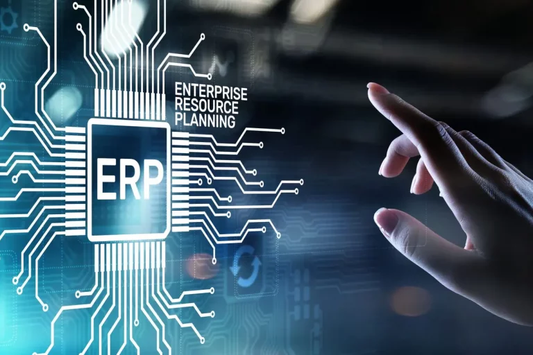 ERP – Enterprise resource planning business and modern technology concept on virtual screen. Visualisierung eines ERP Systems und eines Fingers einer Frau die darauf tippt