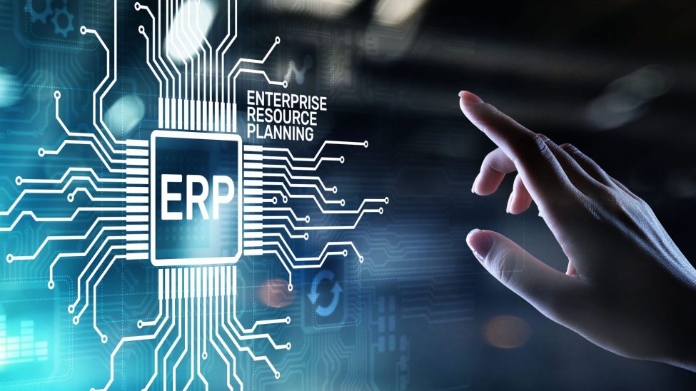 Visualisierung eines ERP Systems und eines Fingers einer Frau die darauf tippt