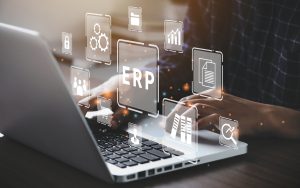 Geschäftsmann, der einen Computer zur Dokumentenverwaltung im Rahmen eines ERP-Systems nutzt. Das Konzept der Unternehmensressourcenplanung.
