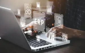 Geschäftsmann, der einen Computer zur Dokumentenverwaltung im Rahmen eines ERP-Systems nutzt. Das Konzept der Unternehmensressourcenplanung.