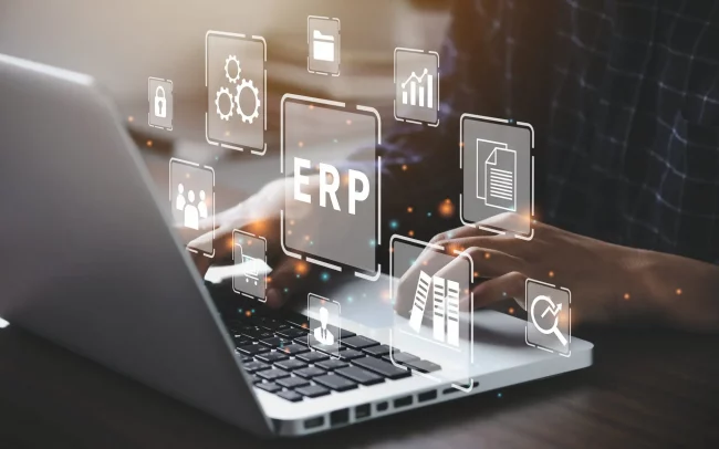 Geschäftsmann, der einen Computer zur Dokumentenverwaltung im Rahmen eines ERP-Systems nutzt. Das Konzept der Unternehmensressourcenplanung.