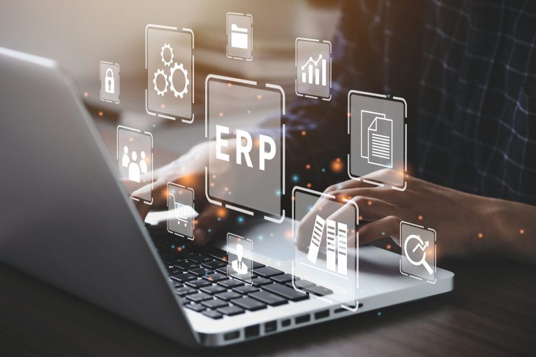 Businessman using a computer to document management for ERP. Enterprise resource planning concept. Geschäftsmann, der einen Computer zur Dokumentenverwaltung im Rahmen eines ERP-Systems nutzt. Das Konzept der Unternehmensressourcenplanung.