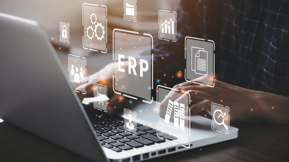 Geschäftsmann, der einen Computer zur Dokumentenverwaltung im Rahmen eines ERP-Systems nutzt. Das Konzept der Unternehmensressourcenplanung.