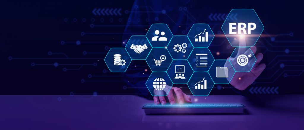 ERP, Software für Unternehmensressourcenplanungssysteme – ein technologisches Konzept für Unternehmen. Ein Geschäftsmann tippt im Büro auf einem virtuellen Bildschirm auf das Wort „ERP“, während der Hintergrund verschwimmt. Dokumentenmanagement für ERP. Moderne Technologie.