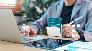 Geschäftsmann, der digitale Dokumente und Ordner auf einem Tablet und einem Laptop mit Symbolen für sichere Dateien verwaltet. Konzept eines Dokumentenmanagementsystems, Datensicherheit und Workflow-Automatisierung.
