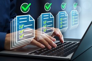 Prozess zur Prüfung und Genehmigung von Rechtsdokumenten. Automatisierte Lösung für das Workflow-Management. Geschäftsmann, der mit seinem Laptop die Einhaltung gesetzlicher Vorschriften überprüft.