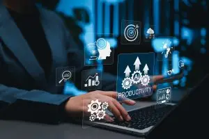 Konzept zur Produktivitätssteigerung durch KI und zur Optimierung von Geschäftsabläufen. Berufstätiger mit Laptop, dargestellt durch Symbole für Wachstumspfeile, Analytik, Ziele, Cloud und Gehirn. Intelligentes Aufgabenmanagement, Effizienz