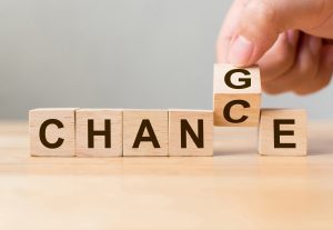 Holzwürfel zum Umdrehen mit dem Wort „change“ (Veränderung) zu „chance“ (Chance), zum Thema persönliche Entwicklung und berufliche Weiterentwicklung oder das Konzept „Verändere dich selbst“