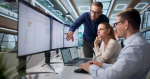 Erfahrener ERP-Berater leitet ein vielfältiges Team mithilfe integrierter Unternehmenssoftware.