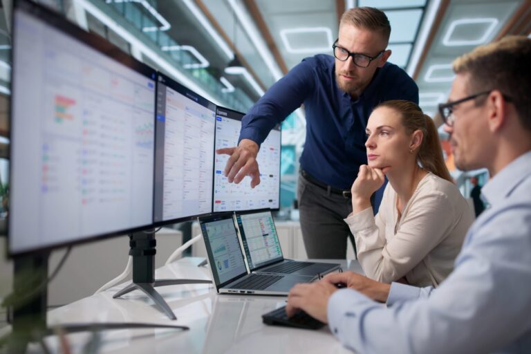 Experienced ERP Consultant Guides Diverse Team Erfahrener ERP-Berater leitet ein vielfältiges Team mithilfe integrierter Unternehmenssoftware.