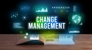 „CHANGE MANAGEMENT“ – Schriftzug, der aus einem aufgeschlagenen Buch hervorgeht, kreatives Geschäftskonzept