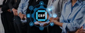 Eine vielfältige Gruppe von Fachleuten steht gemeinsam vor einer digitalen Technologie-Schnittstelle, die ERP-Lösungen für eine effektive Unternehmensführung und gesteigerte Produktivität präsentiert.