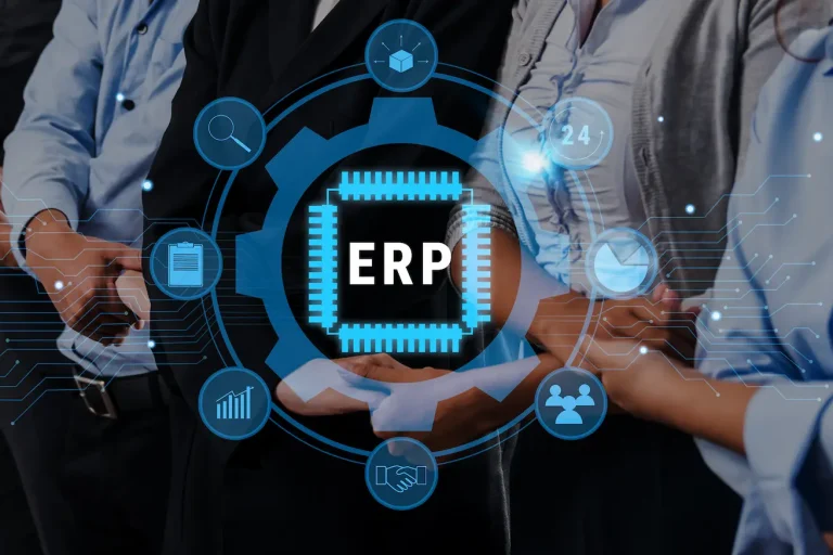 AdobeStock_1972032044 Eine vielfältige Gruppe von Fachleuten steht gemeinsam vor einer digitalen Technologie-Schnittstelle, die ERP-Lösungen für eine effektive Unternehmensführung und gesteigerte Produktivität präsentiert.