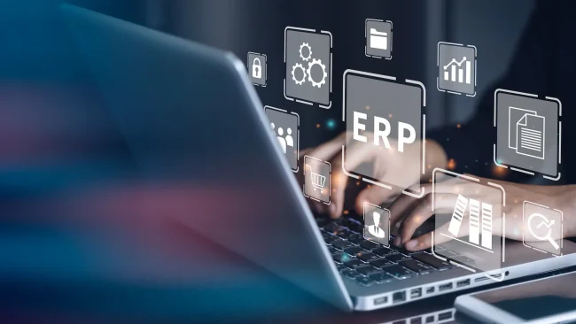 AdobeStock_458770555 Notebook mit Visualisierung von ERP und den entsprechenden Abteilungen
