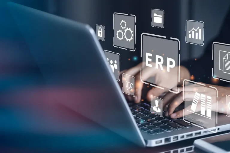 AdobeStock_458770555 Notebook mit Visualisierung von ERP und den entsprechenden Abteilungen