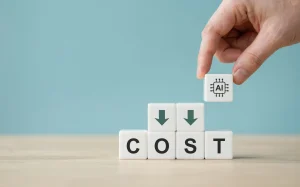 Hand platziert einen KI-Würfel über dem Schriftzug COST mit abwärtsgerichteten Pfeilen – Symbol für Kostensenkung und effizientere Unternehmensprozesse durch künstliche Intelligenz und Automatisierung.