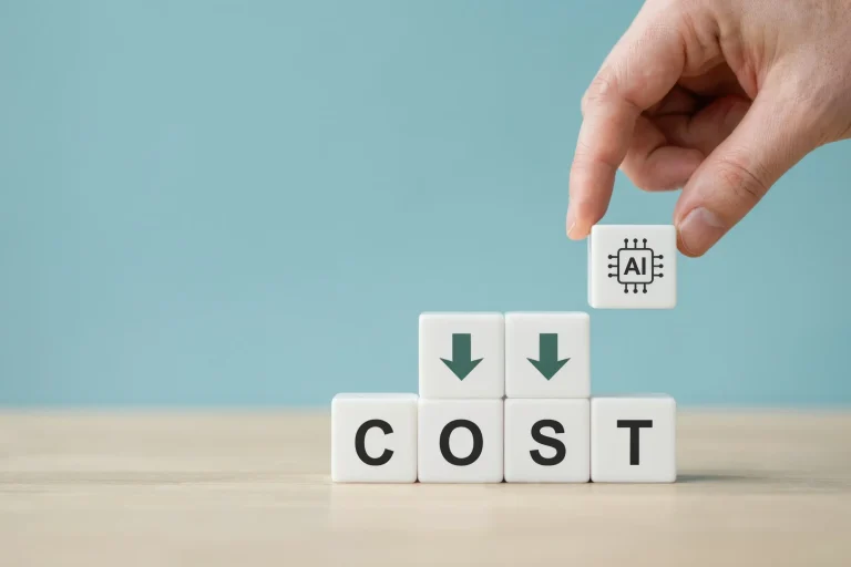 AdobeStock_2179074222 Hand platziert einen KI-Würfel über dem Schriftzug COST mit abwärtsgerichteten Pfeilen – Symbol für Kostensenkung und effizientere Unternehmensprozesse durch künstliche Intelligenz und Automatisierung.